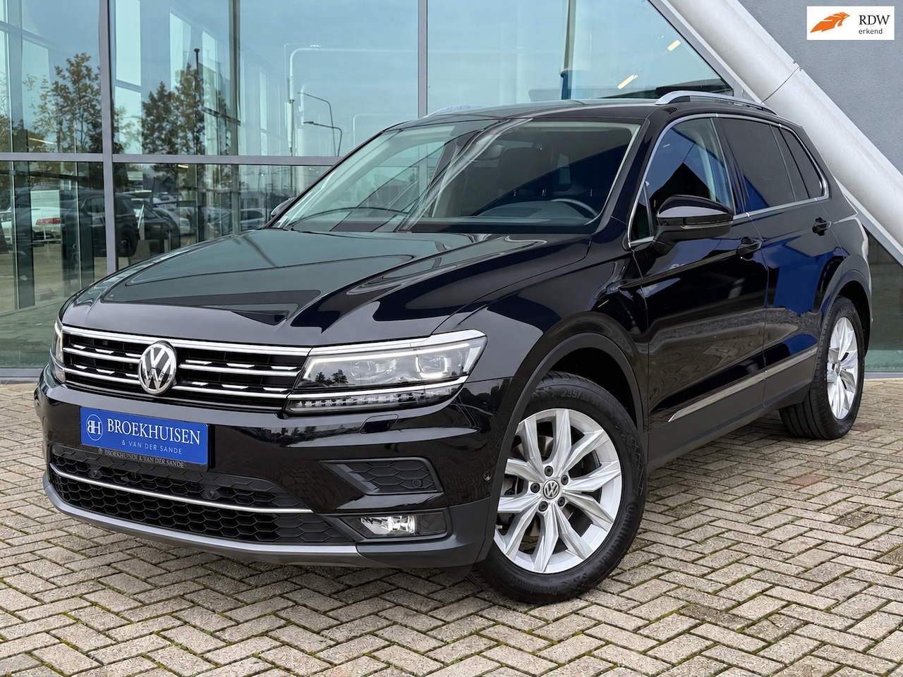 Volkswagen Tiguan - 1.5 TSI ACT Highline Business R 150pk Camera / Trekhaak / Stoelverwarming Voor + Achter - AutoWereld.nl