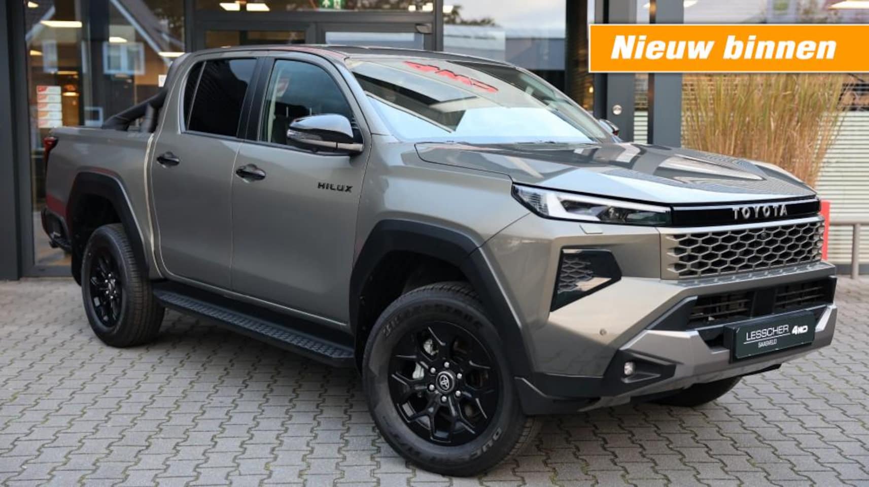 Toyota HiLux - 2.8 D-4D DUBBEL CABIN 48V HYBRIDE INVINCIBLE A/T 4WD 5 ZITS VAN - AutoWereld.nl