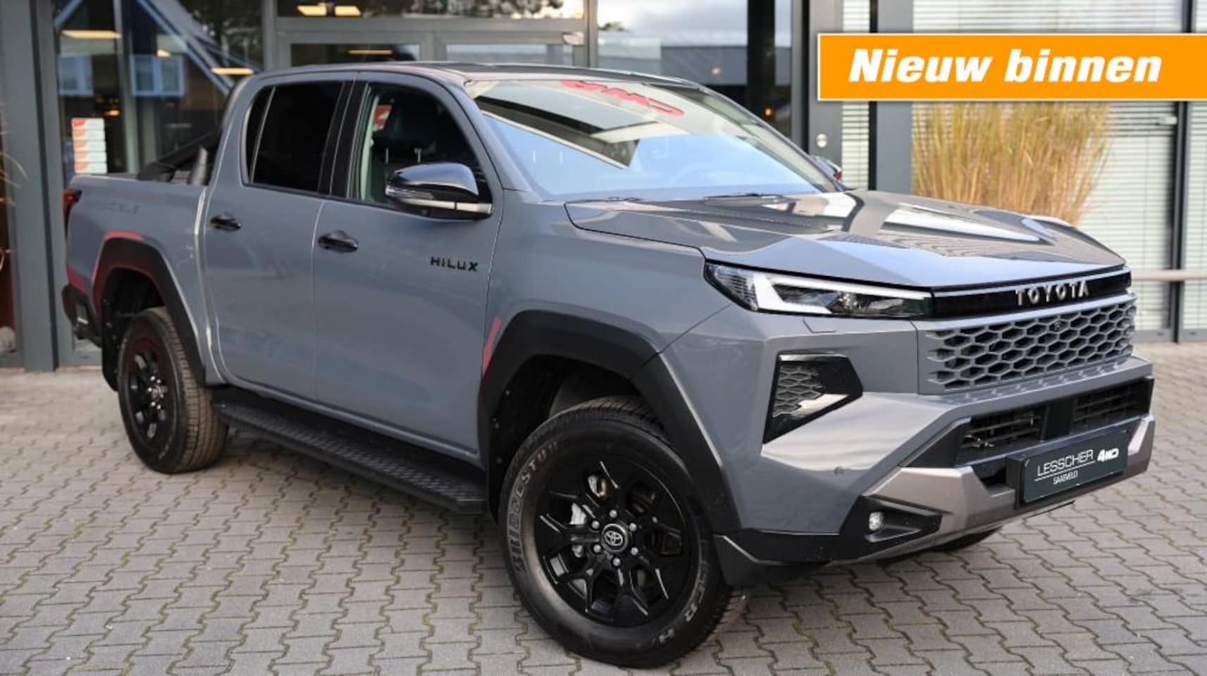 Toyota HiLux - 2.8 D-4D DUBBEL CABIN 48V HYBRIDE INVINCIBLE A/T 4WD 5 ZITS VAN - AutoWereld.nl