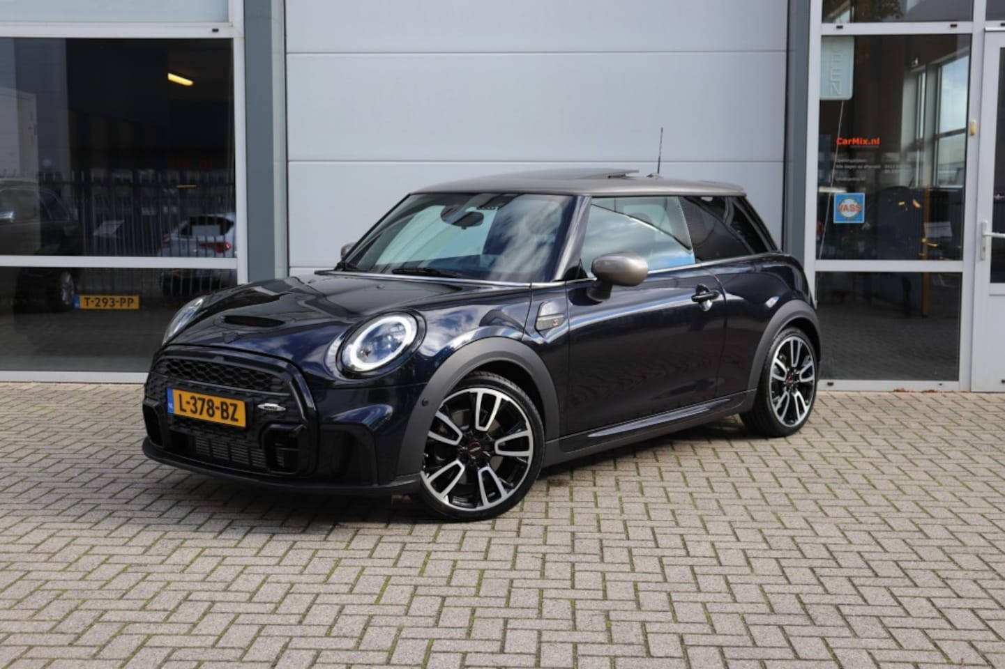 MINI Cooper S - 2.0 COOPER S JCW AUT/ORIG.NL/1e EIG./H.KARDON/PAN.DAK/LEER/18 - AutoWereld.nl