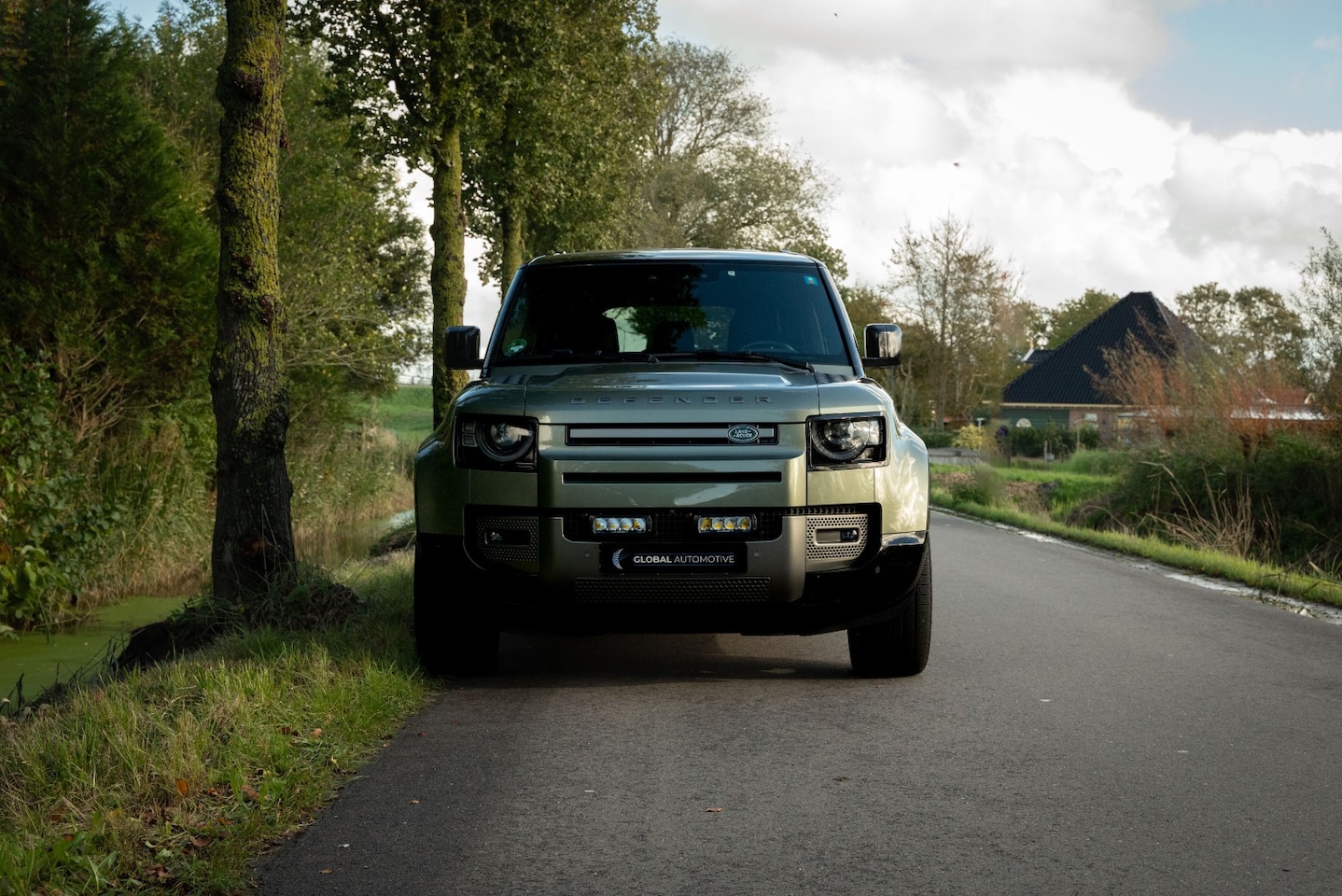 Land Rover Defender 110 - 2.0 P400e 110 X-Dynamic - 22 INCH - BTW AUTO - 360 CAMERA - TREKHAAK - LUCHTVERING - SPOIL - AutoWereld.nl