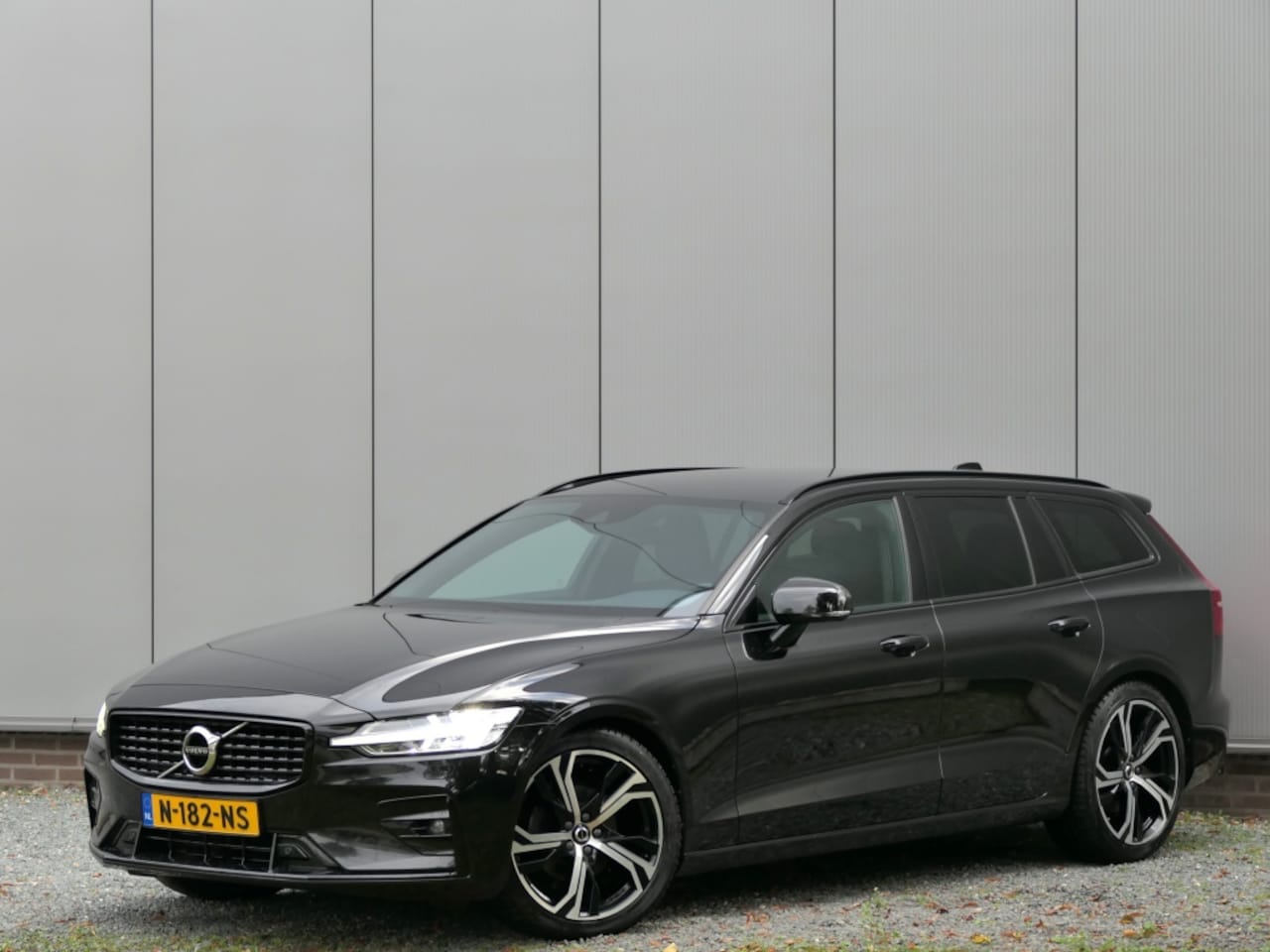 Volvo V60 - 2.0 B4 R-Design Trekhaak / Camera / Apple Carplay - AutoWereld.nl