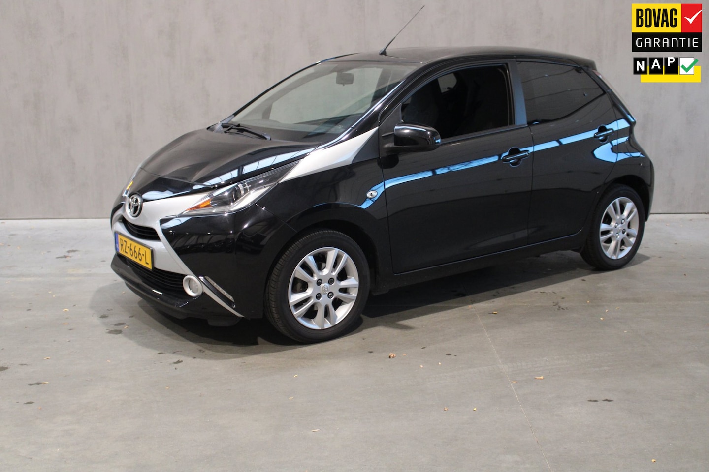 Toyota Aygo - 1.0 VVT-i x-joy Camera/Navigatie Prijs is rijklaar incl bovag garantie - AutoWereld.nl