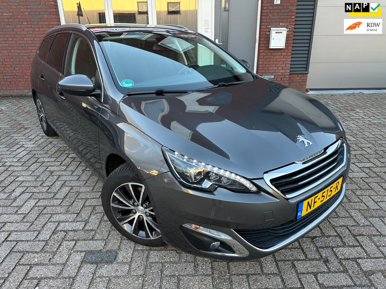 Peugeot 308 SW - 1.2 Blue Lease Premium / Pano / Riem vv / Navi / PDC / AUT / NAP - AutoWereld.nl