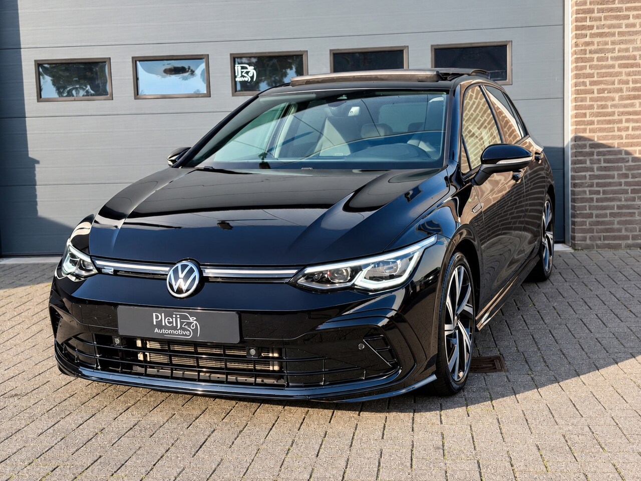 Volkswagen Golf - 8 1.5 eTSI R-Line |IQ|Pano|HK| - AutoWereld.nl
