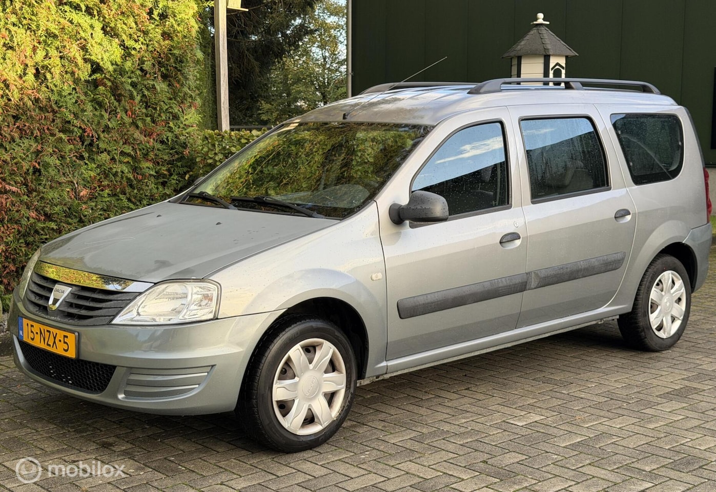 Dacia Logan MCV - 1.6 MPI Blackline 7p. Airco Cruise Trekhaak - AutoWereld.nl