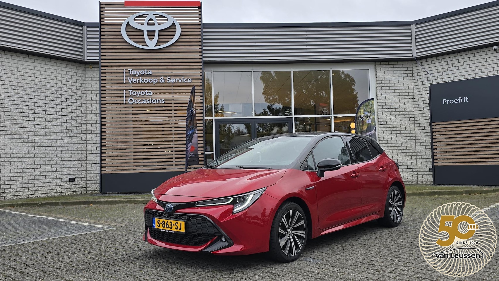 Toyota Corolla - 1.8 HYBRID STYLE BI-TONE STOELVERW TREKHAAK KEYLESS 17'' LM-VELGEN APPLE/ANDROID CLIMA AD- - AutoWereld.nl