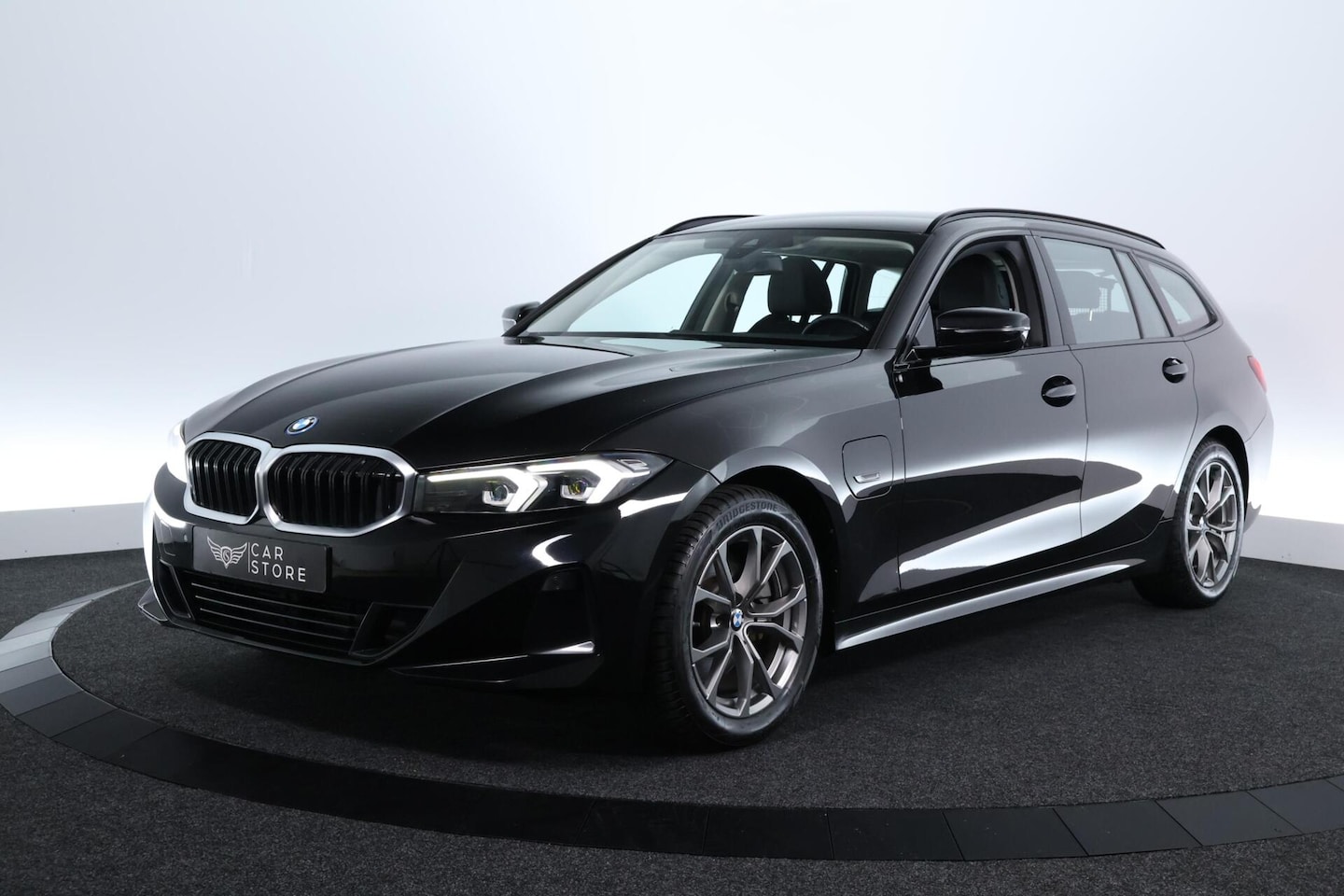 BMW 3-serie Touring - 330e LCI FACELIFT|LED|292PK|CARPLAY|SHADOW LINE|ST VWM|17" - AutoWereld.nl