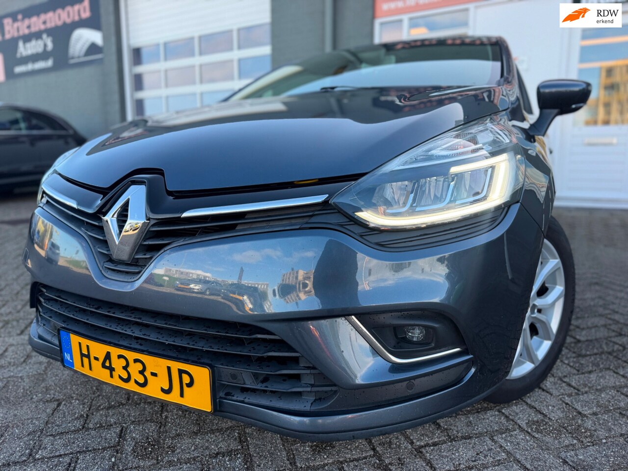 Renault Clio - 0.9 TCe Intens met parkeersensoren en navigatie en bluetooth telefoon / media en airco en - AutoWereld.nl