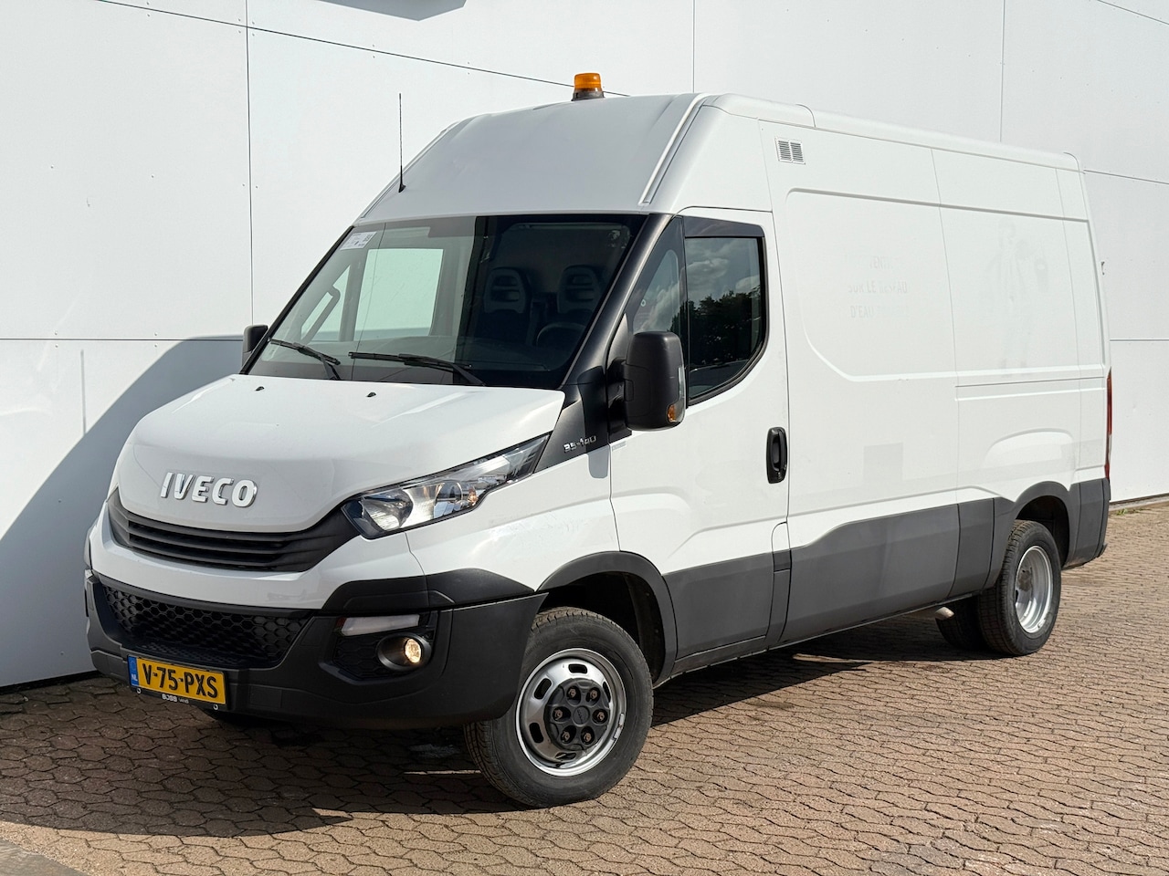 Iveco Daily - 35C14 2.3 L2H2 Dubbellucht Airco Cruise control Camera Trekhaak 3,5t Inbouw lucht geveerde - AutoWereld.nl