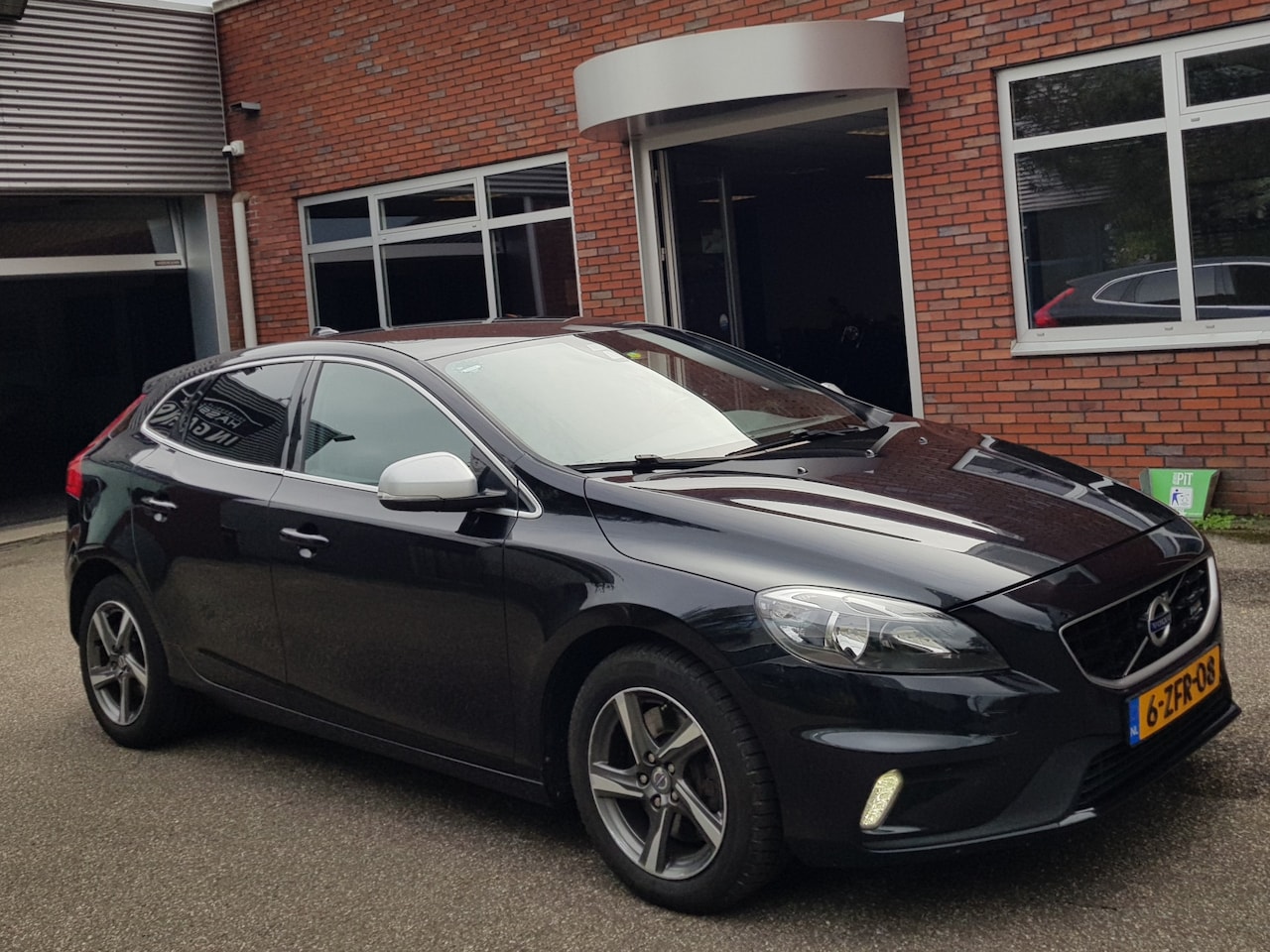 Volvo V40 - D4 2.0 R Design! Navi Trekhaak 1/2 Leder Ecc - AutoWereld.nl
