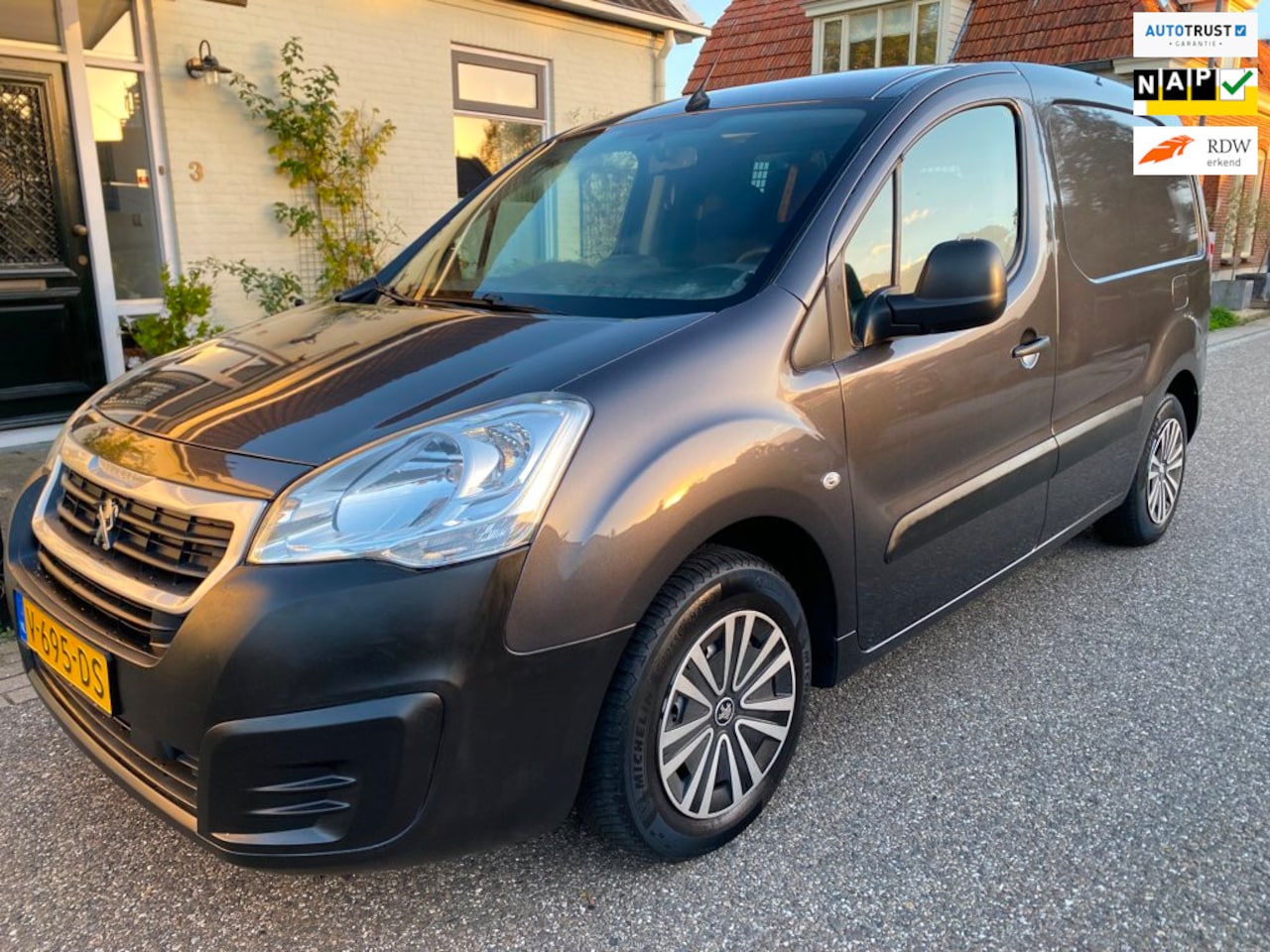 Peugeot Partner - 1.6 HDI, L1 ,Première,Pts,Nav,220V Aansluiting,Marge,Dealer onderhouden. - AutoWereld.nl