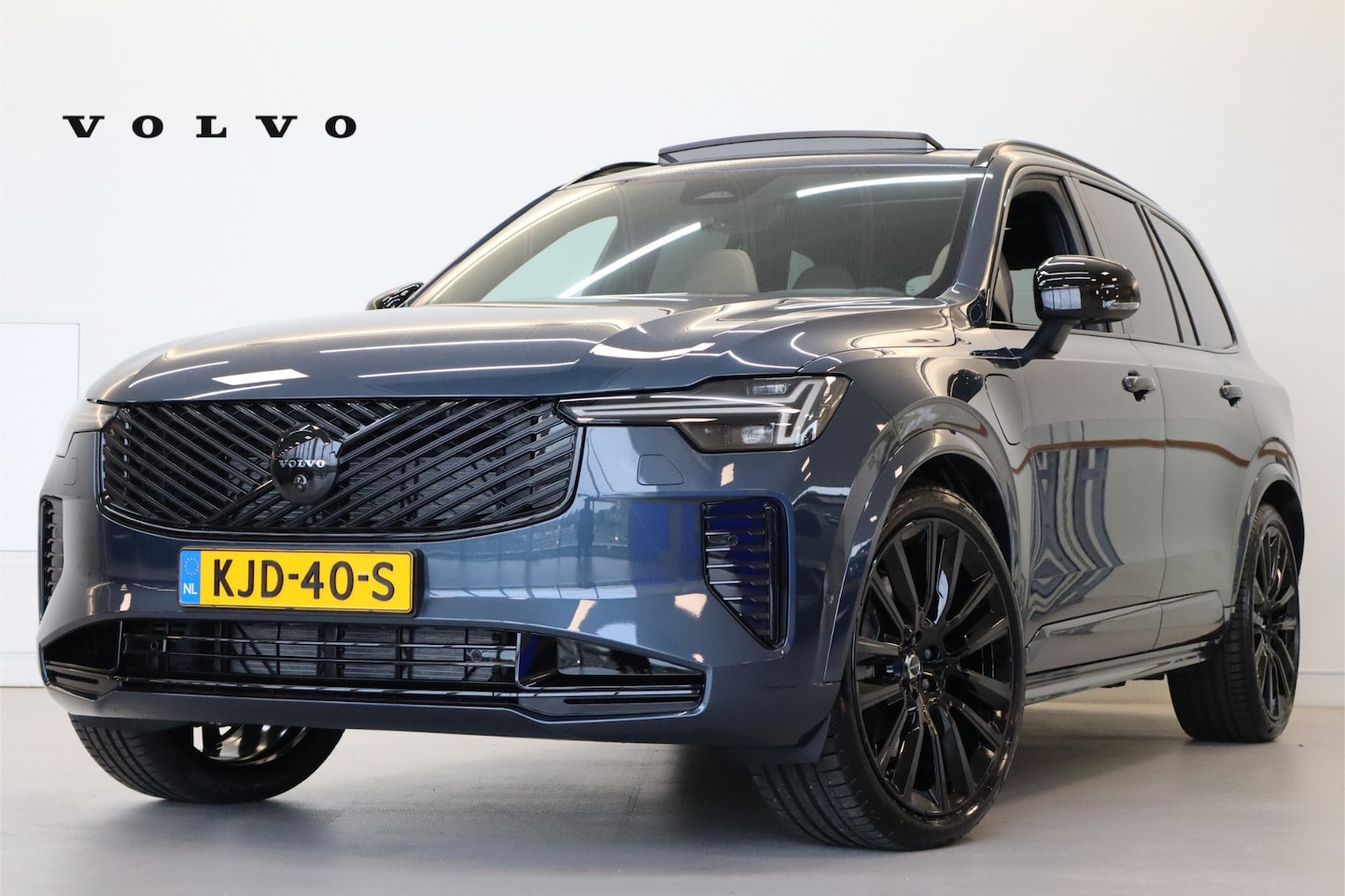 Volvo XC90 - T8 406PK AWD Ultra Dark Executive B&W | 22" | Luchtvering | Massage/ventilatie | Gelaminee - AutoWereld.nl