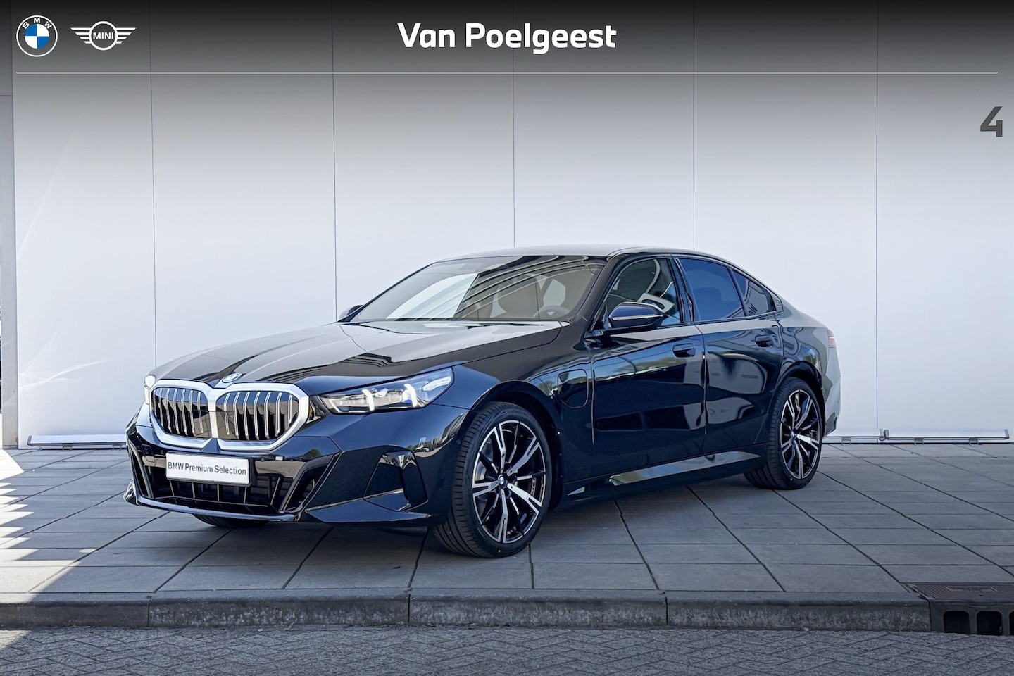 BMW 5-serie - Sedan 530e M-Sport | Trekhaak | Glazendak | 20 inch | Driving Assistant Plus | Huisselecti - AutoWereld.nl