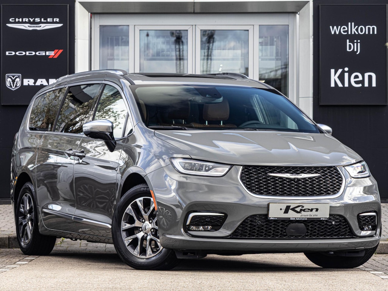 Chrysler Pacifica - 3.6 V6 Hybrid Pinacle | Pano | 360 Camera | 7 pers. | Entertainment systeem | Harman Kardo - AutoWereld.nl