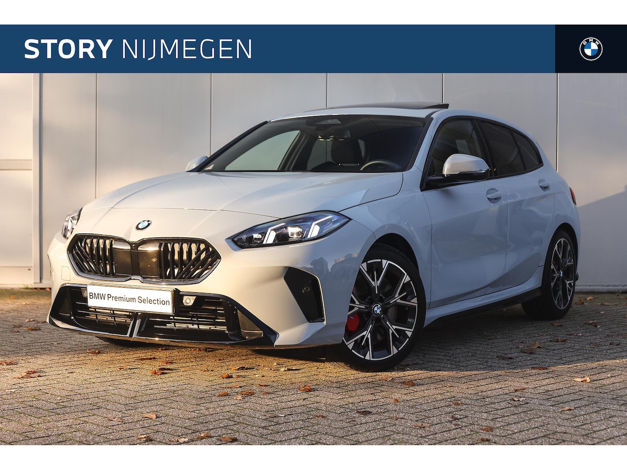 BMW 1-serie - 120 M Sport Automaat / Sportstoelen / Panoramadak / Comfort Access / Achteruitrijcamera / - AutoWereld.nl