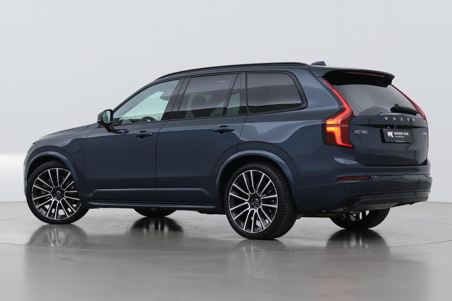 Volvo XC90 - T8 Ultra Dark | 22 Inch | B&W | Luchtvering | Panoramadak | 360° Camera | Trekhaak | Head- - AutoWereld.nl