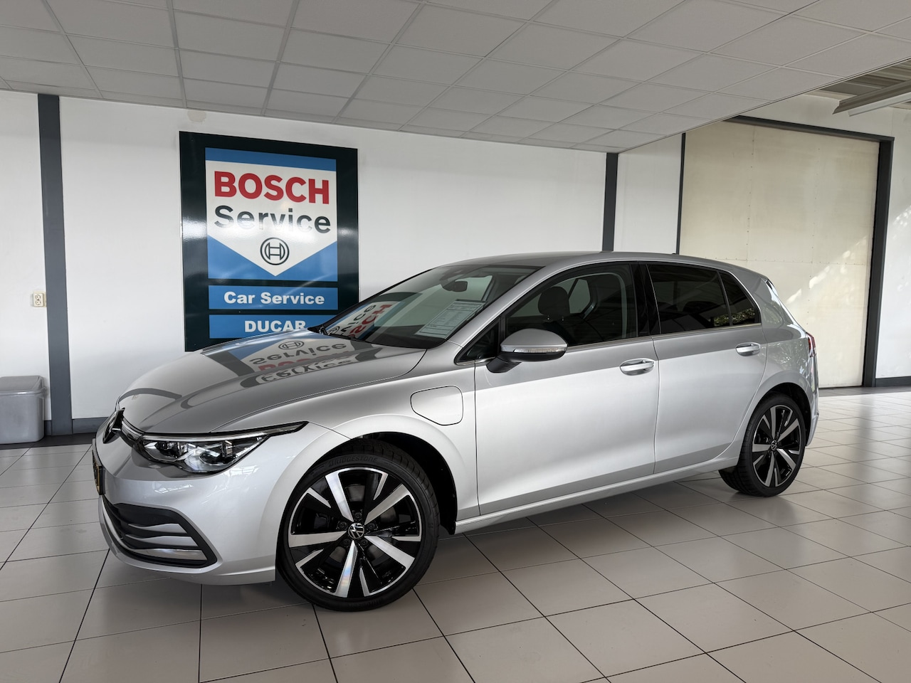Volkswagen Golf - 1.4 eHybrid Style Navigatie / Carplay / Sfeerverlichting / elec stoel met geheugen - AutoWereld.nl