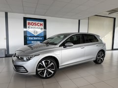 Volkswagen Golf - 1.4 eHybrid Style Navigatie / Carplay / Sfeerverlichting / elec stoel met geheugen