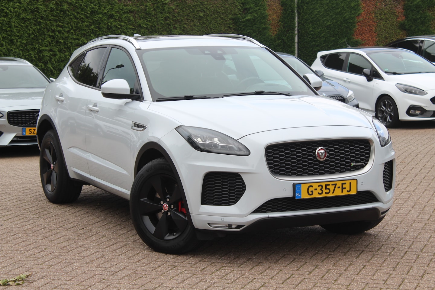 Jaguar E-Pace - 2.0 P250 AWD SE / Panoramadak / Camera / Head-up / Leder / 19'' / Meridian / Memory seats - AutoWereld.nl