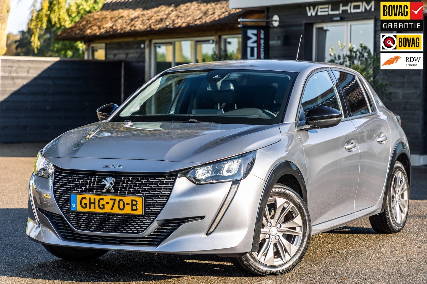Peugeot e-208 - EV Allure 50 kWh I carplay I Camera I 100% soh - AutoWereld.nl