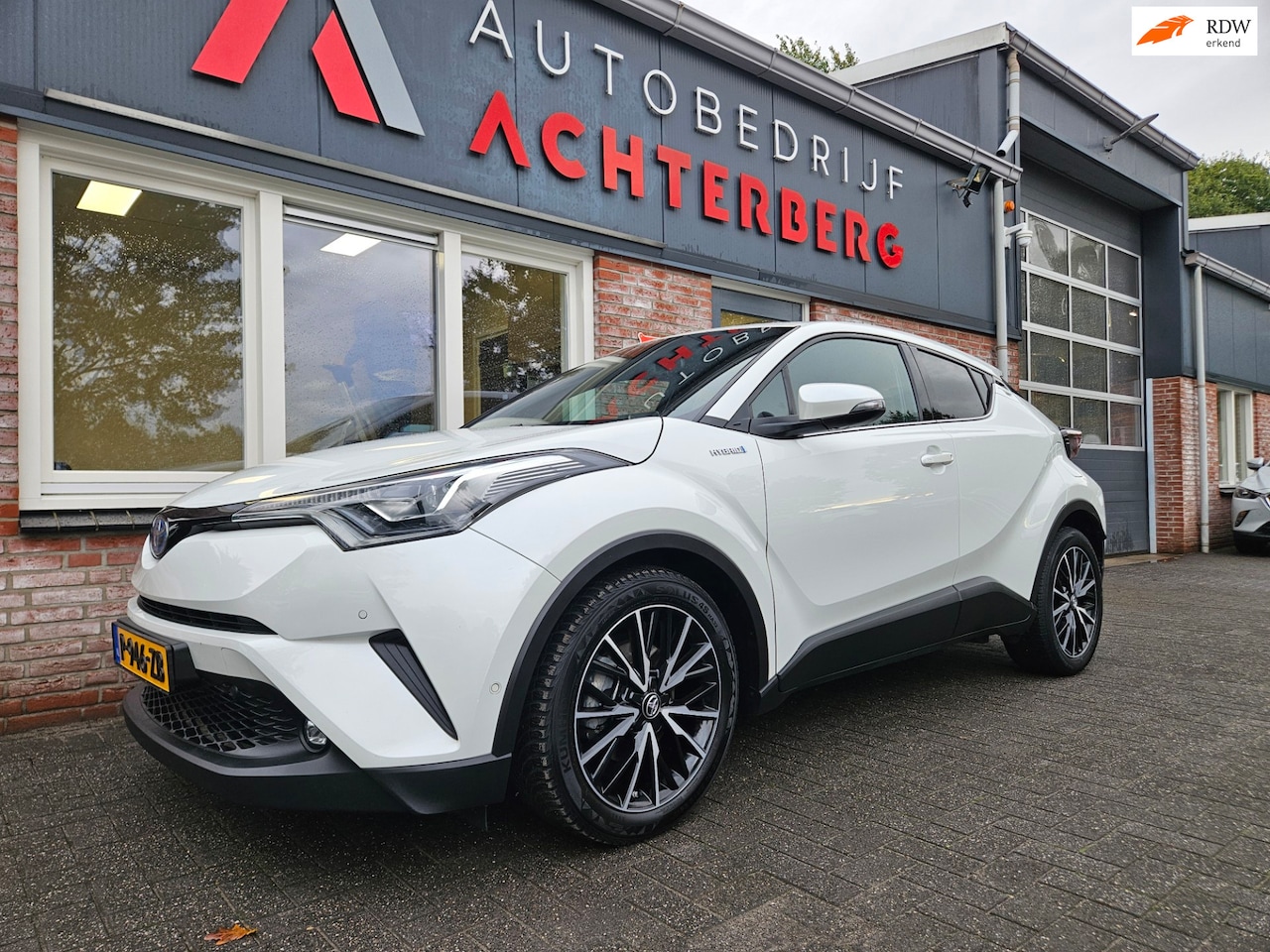 Toyota C-HR - 1.8 Hybrid Executive Camera! Navigatie! Airco/Clima! Mooie/Nette Auto! - AutoWereld.nl
