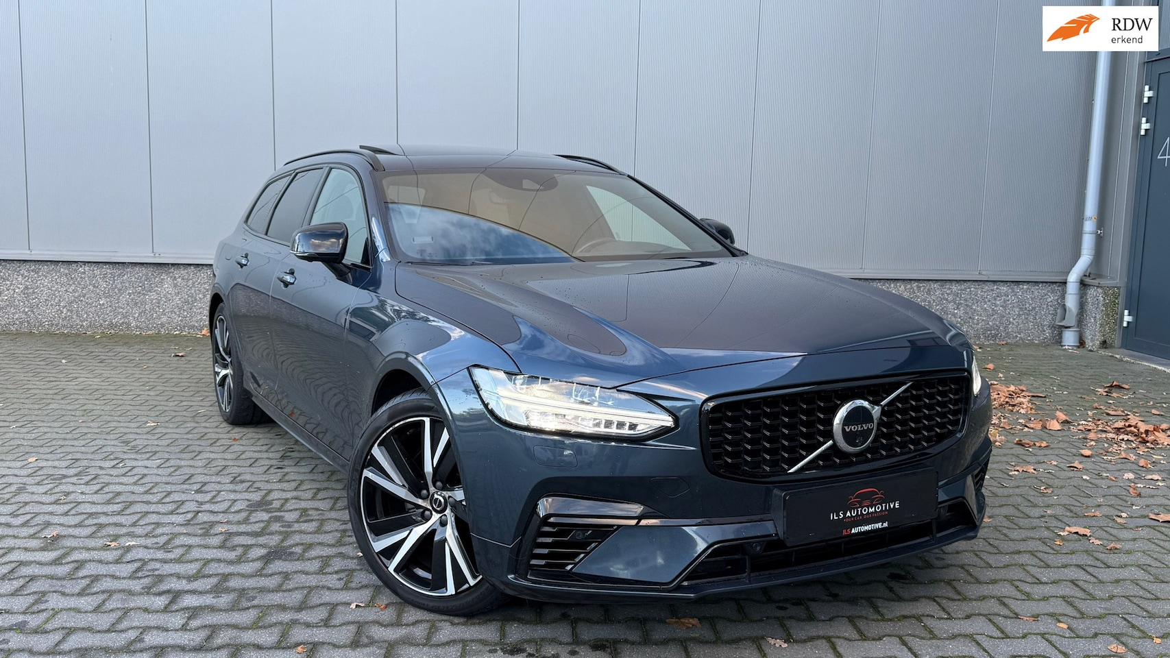 Volvo V90 - T6 Recharge R-Design AWD 341pk Pano HUD 360° Trekhaak - AutoWereld.nl