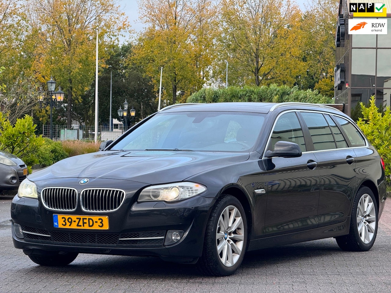 BMW 5-serie Touring - 520i High Executive | Panoramadak | Leder Elektrische stoelen | Parkersensoren | Xenon | 1 - AutoWereld.nl