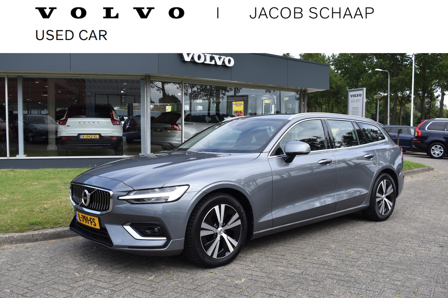 Volvo V60 - B3 177PK Automaat Inscription | Trekhaak | ACC | Blis | Panoramadak | H&K | Camera | Stoel - AutoWereld.nl
