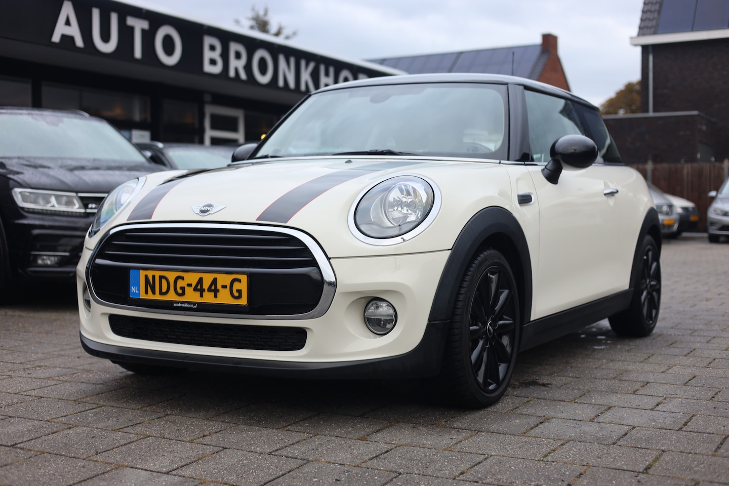 MINI 3-Deurs - 1.5 Cooper Chili I HARMAN KARDON I 17 INCH I CRUISE - AutoWereld.nl