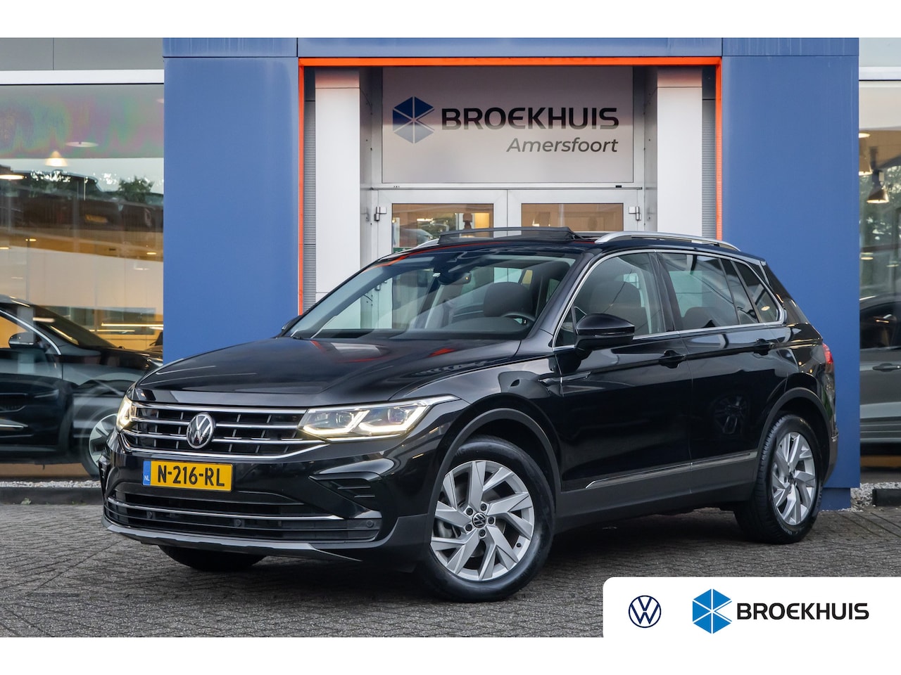 Volkswagen Tiguan - 1.5 TSI Elegance | Trekhaak | Panodak | Cruise adaptief | Camera | Stoel+stuur verwarming - AutoWereld.nl