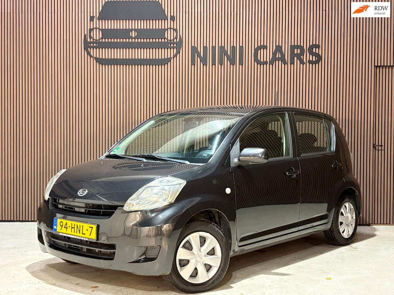 Daihatsu Sirion 2 - 1.0-12V Premium NAP Nieuwe APK - AutoWereld.nl