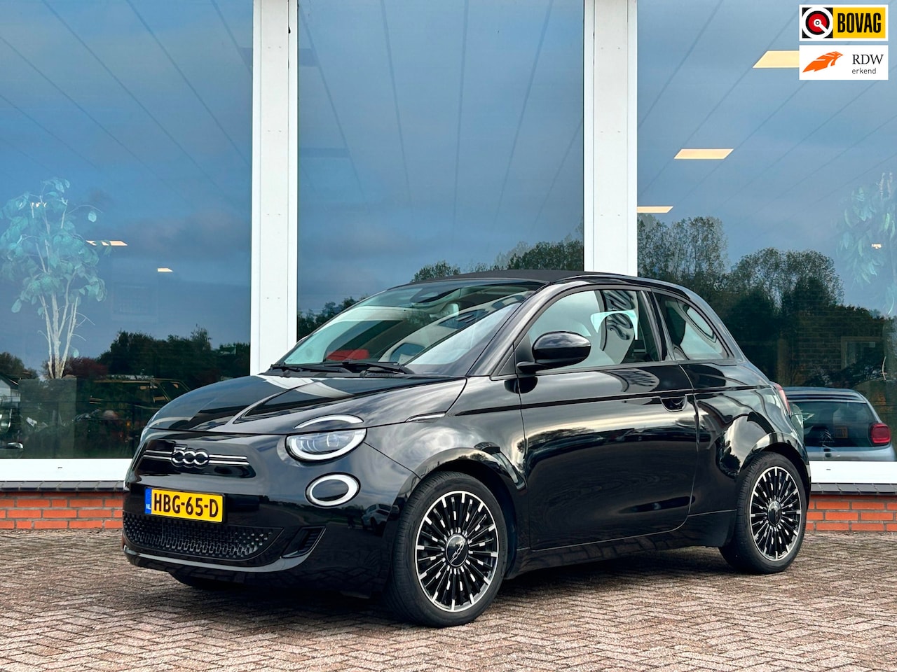Fiat 500 C - Cabrio - RED 42 kWh - Carplay, Camera - 17 LM - AutoWereld.nl