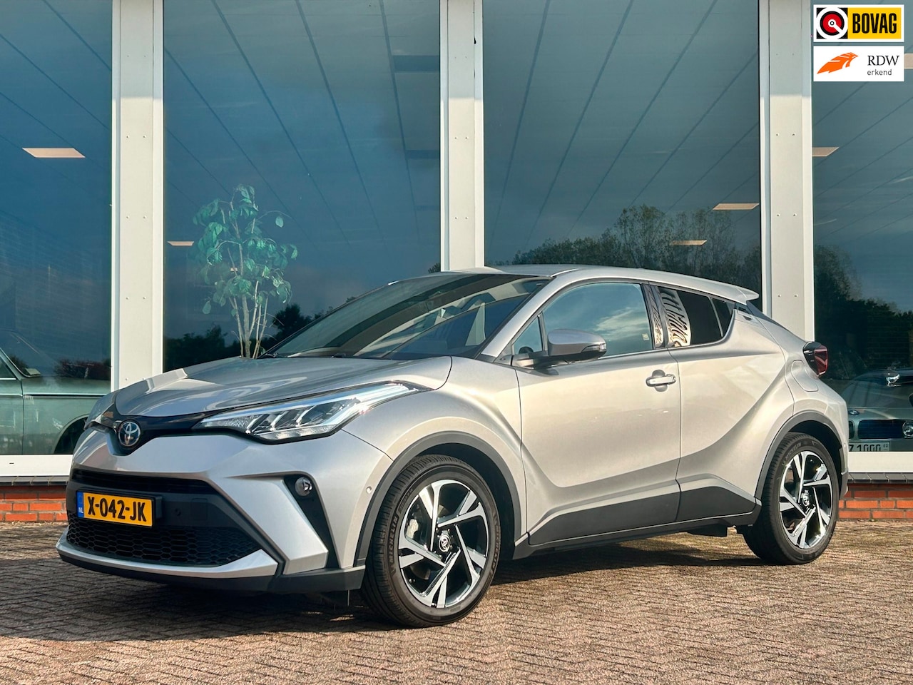 Toyota C-HR - 1.8 Hybrid Bi-Tone AUT. - Navi - Camera - PDC - LM - Trekhaak - AutoWereld.nl