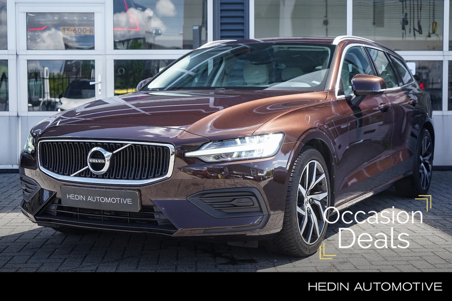 Volvo V60 - 2.0 T5 Momentum | Trekhaak | Parkeercamera | Stoelverwarming | Harman/Kardon | All-Season - AutoWereld.nl