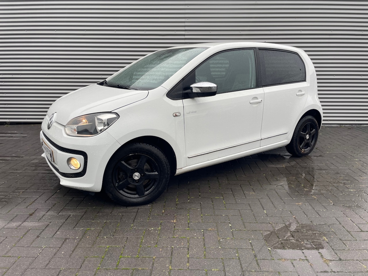Volkswagen Up! - 1.0 white up met airco / cruise / navi / lmv - AutoWereld.nl