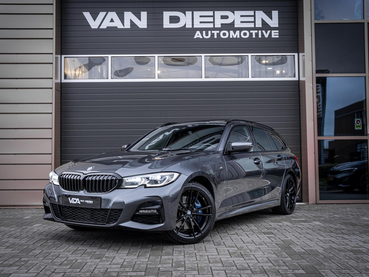 BMW 3-serie Touring - 330e High Executive - M-Sport l Laser l Pano l Trekhaak l HUD - AutoWereld.nl