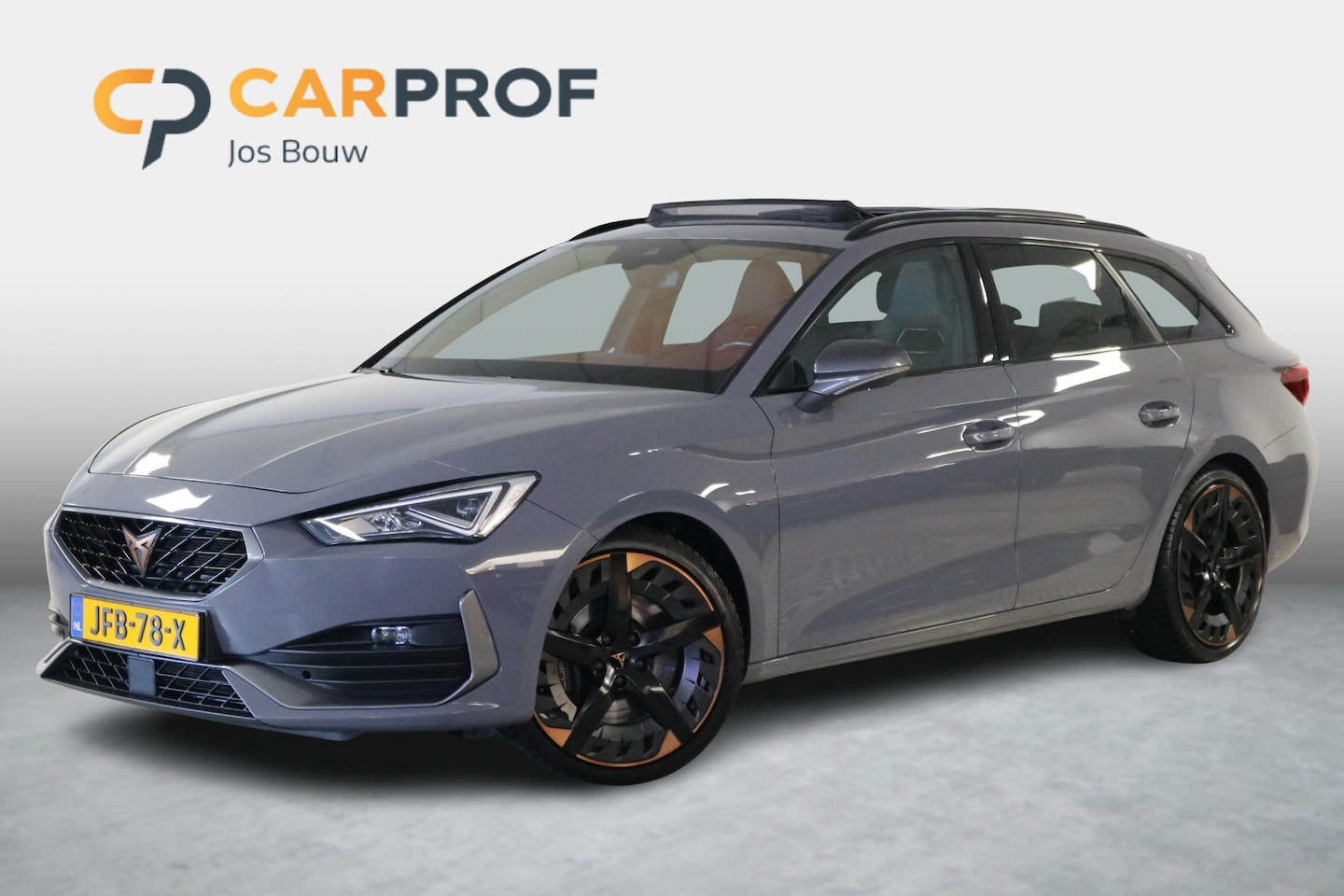 CUPRA Leon Sportstourer - 2.0 TSI 300 PK Automaat! Carplay | LED | Panorama | Sfeerverl. | Trekhaak. - AutoWereld.nl