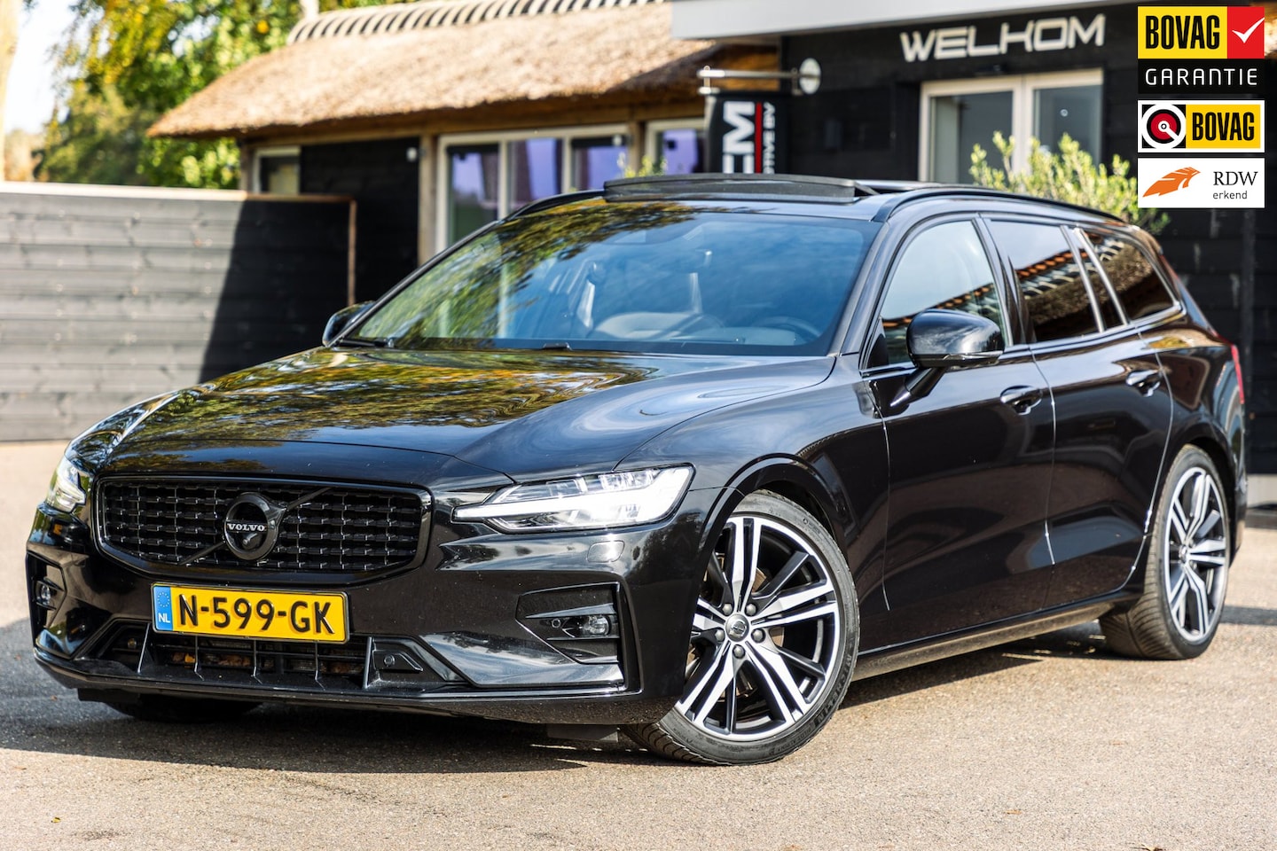 Volvo V60 - 2.0 B4 R-Design I Carplay I autopilot I trekhaak I pano I - AutoWereld.nl