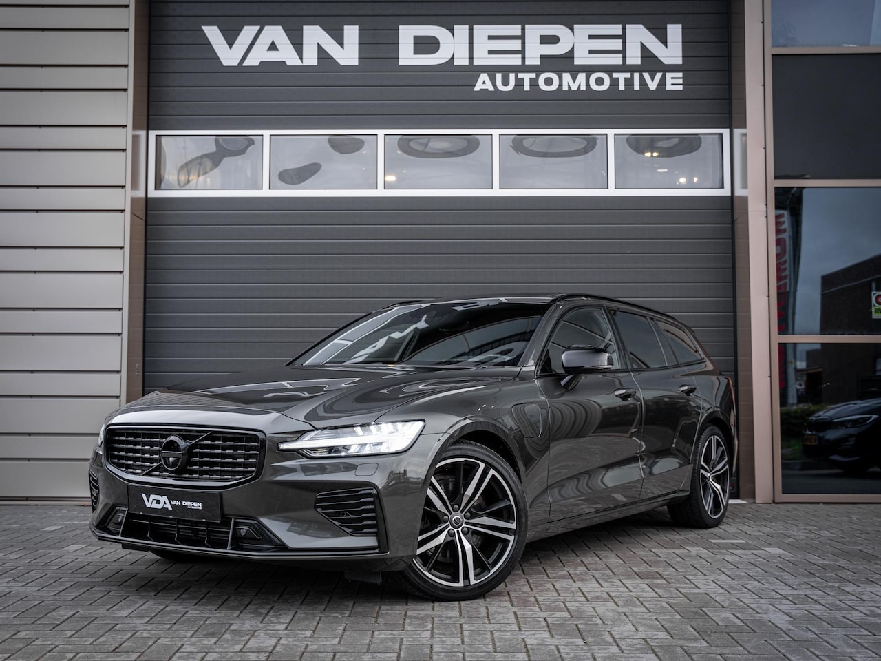 Volvo V60 - 2.0 T8 Recharge AWD R-Design - Pano l ACC l 19'' l 360cam l Memory l HUD - AutoWereld.nl