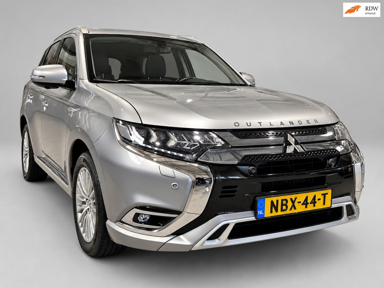 Mitsubishi Outlander - 2.4 PHEV Intense+ Schuifdak - Leder - Stoel en Stuurverw - Camera - Navi - Keyless - Trekh - AutoWereld.nl