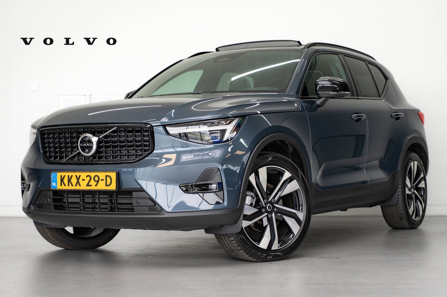 Volvo XC40 - B4 197PK Plus Dark | 360 | Pixel Led | Trekhaak | Panoramadak | Getint Glas - AutoWereld.nl