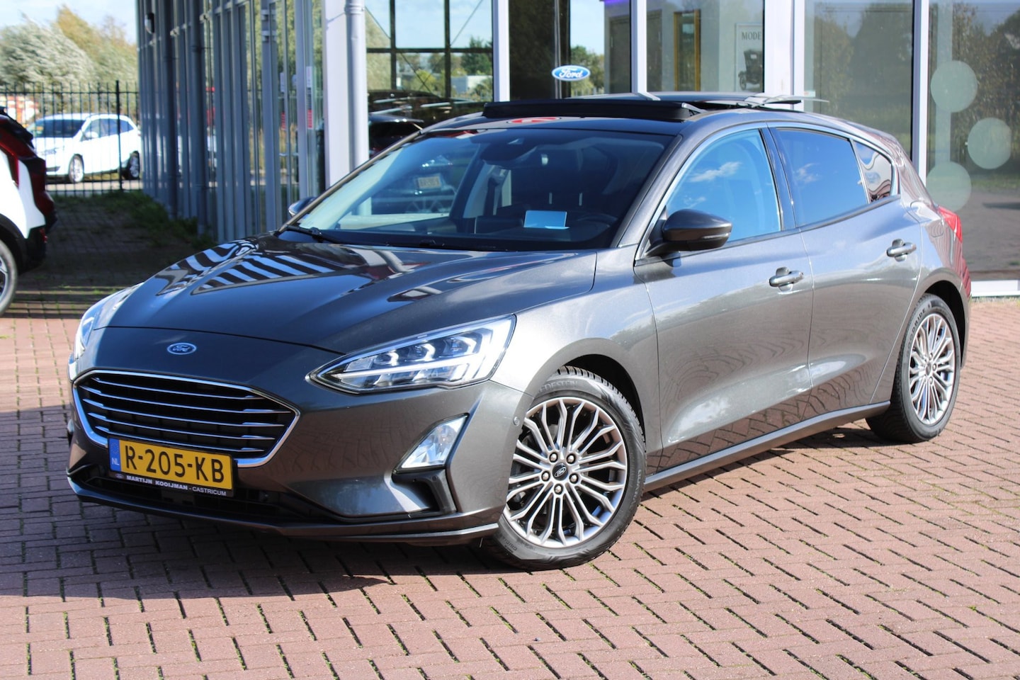 Ford Focus - 1.0 EcoBoost Titanium Business 1.0 EcoBoost Titanium Business 5drs, Panoramadak, Trekhaak, Winterpack, Driver Assistance - AutoWereld.nl