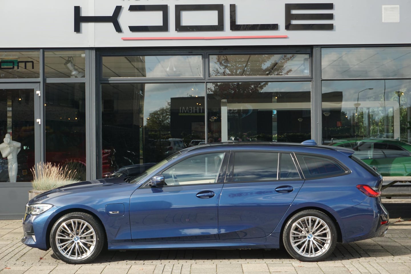 BMW 3-serie Touring - 330e High Executive | 94% Soh | PANO | trekhaak | laser - AutoWereld.nl