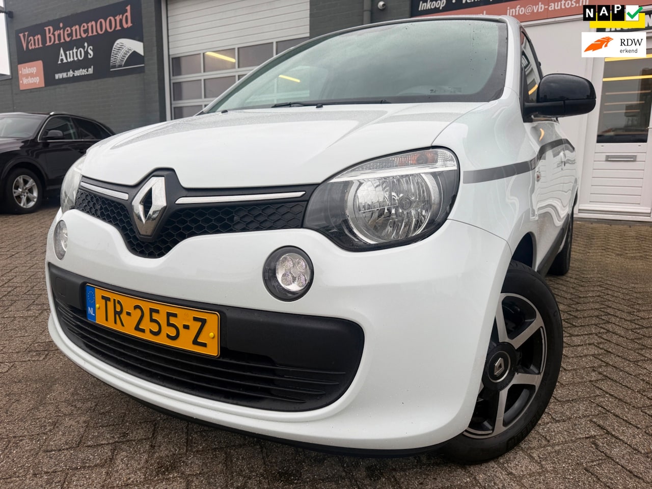 Renault Twingo - 1.0 SCe Limited 5 drs met airco en parkeersensoren en bluetooth telefoon en goed onderhoud - AutoWereld.nl