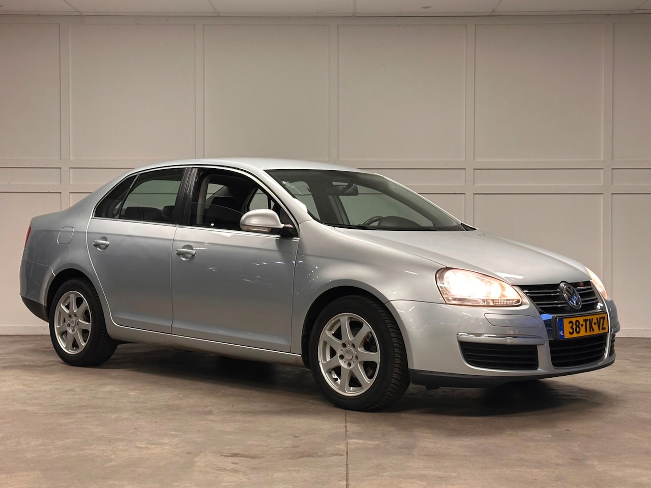 Volkswagen Jetta - 1.6 FSI 11-2006 Comfortline - AutoWereld.nl