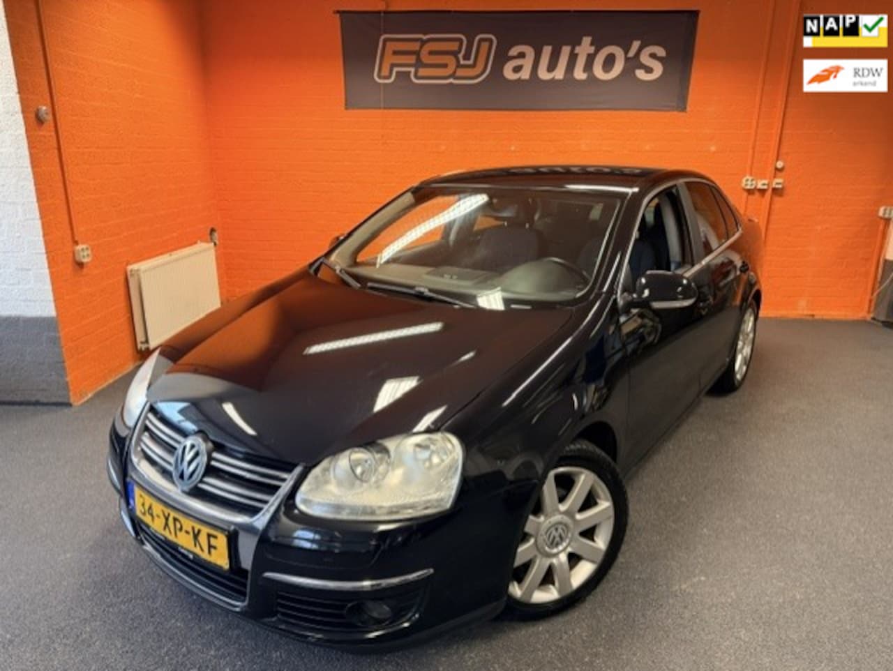 Volkswagen Jetta - 1.6 FSI Sportline Business / APK 30-10-2027 - AutoWereld.nl