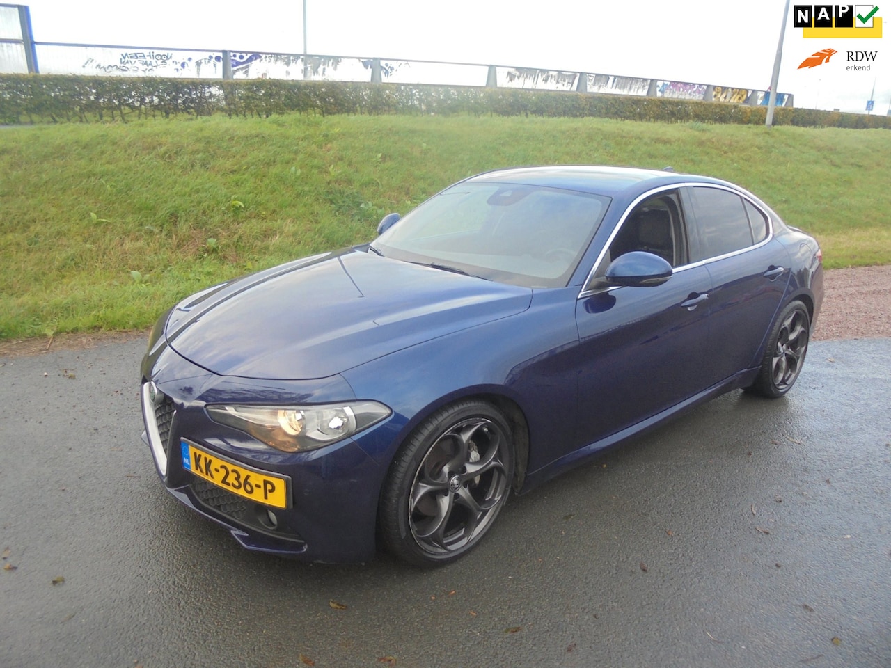 Alfa Romeo Giulia - Alfa Giulia 2.2 Diesel Business airco ecc navigatie pdc camera Export Prijs - AutoWereld.nl