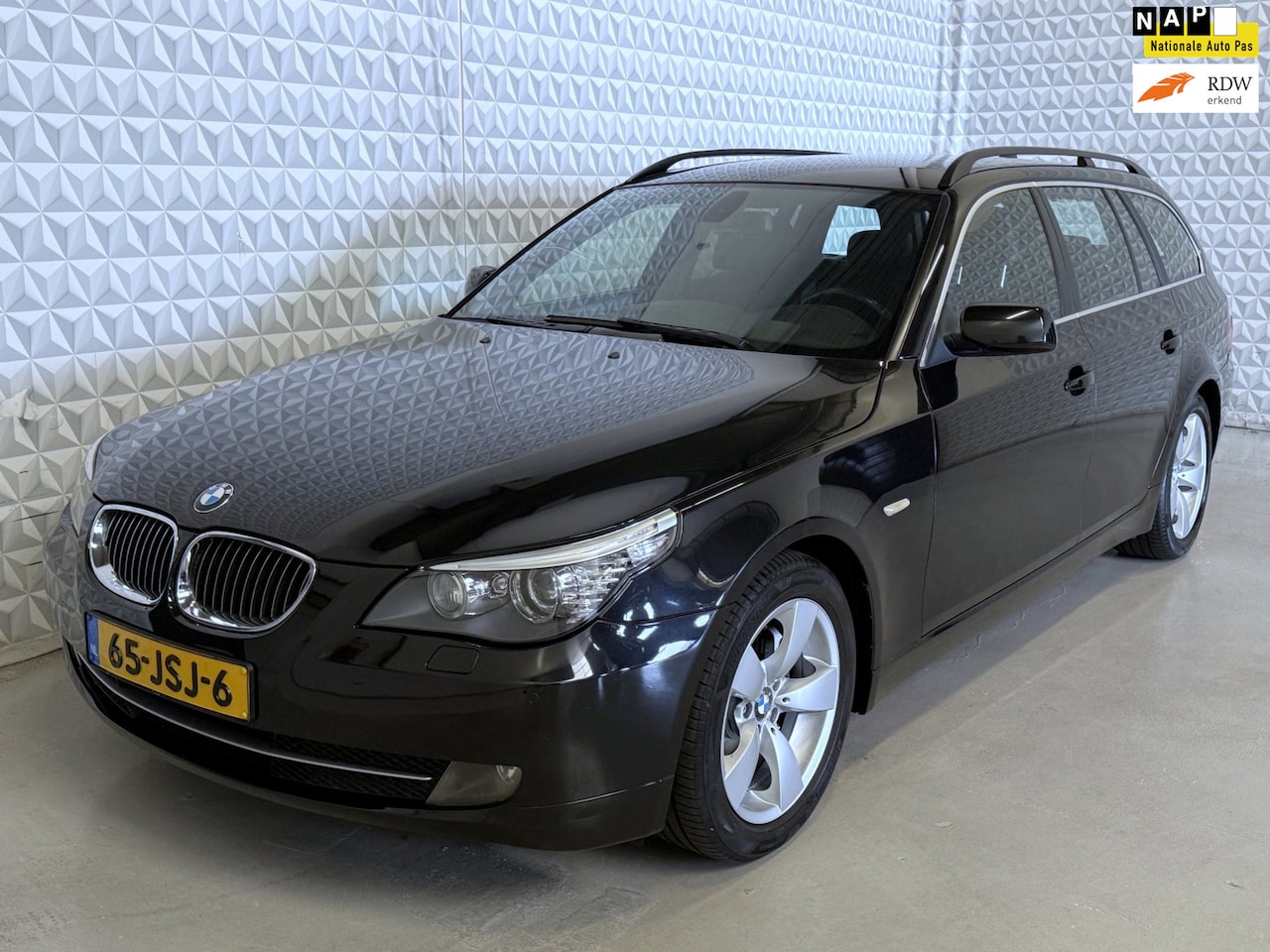 BMW 5-serie Touring - 523i in nette staat! Facelift én 6-cilinder (2009) - AutoWereld.nl