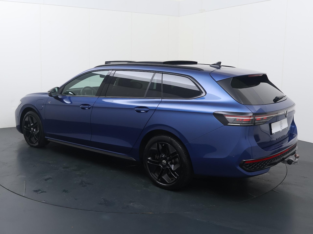 Volkswagen Passat Variant - 1.5 eHybrid R-Line Edition | 272 PK | SoH 97% | Trekhaak wegklapbaar | Adaptive Cruise Con - AutoWereld.nl